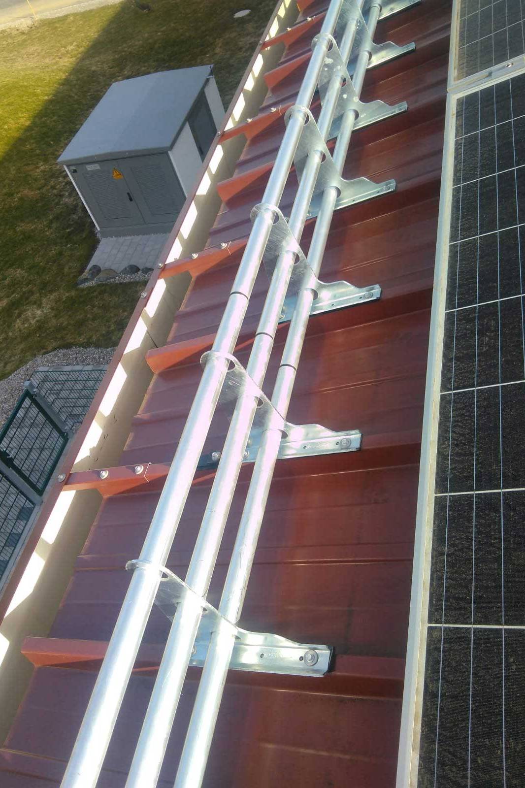 Schneefang Dreifachrohr auf Sandwich Trapezblechprofil